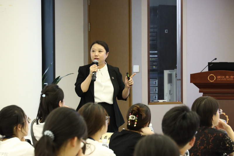 浙江大學(xué)經(jīng)濟(jì)學(xué)院、國(guó)際聯(lián)合商學(xué)院全國(guó)優(yōu)秀大學(xué)生夏令營(yíng)到浙江東方參訪(fǎng) 何欣.jpg